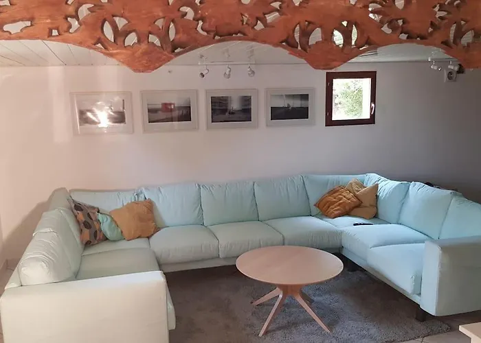 Appartement Grand Climatisé Avec Terrasse Et Parking *